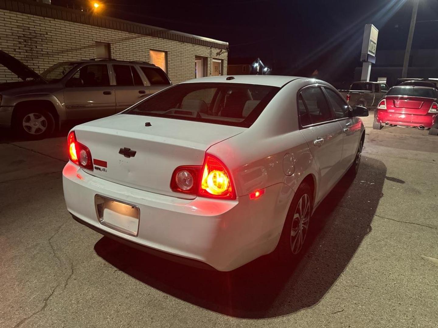 2010 WHITE CHEVROLET MALIBU LS (1G1ZB5EB4A4) with an 2.4L engine, Automatic transmission, located at 1708 Broadway, Rockford, IL, 61104, (815) 397-5010, 42.252522, -89.069359 - Photo#4