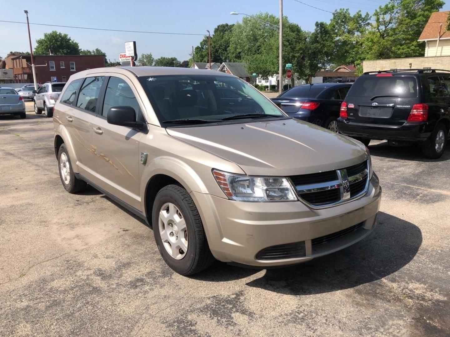 2009 GOLD DODGE JOURNEY SE (3D4GG47B69T) with an 2.4L engine, Automatic transmission, located at 1708 Broadway, Rockford, IL, 61104, (815) 397-5010, 42.252522, -89.069359 - Photo#0