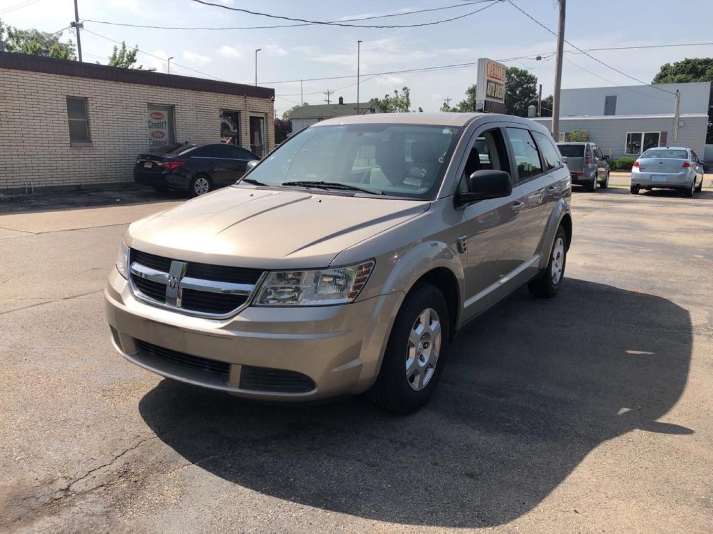 2009 GOLD DODGE JOURNEY SE (3D4GG47B69T) with an 2.4L engine, Automatic transmission, located at 1708 Broadway, Rockford, IL, 61104, (815) 397-5010, 42.252522, -89.069359 - Photo#1