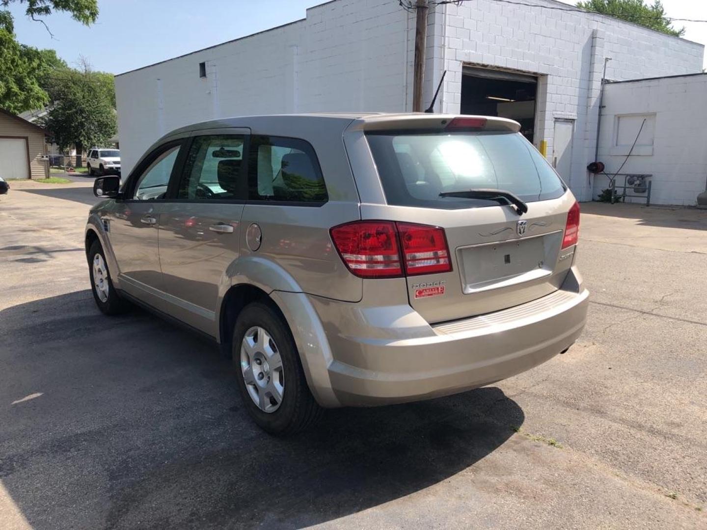 2009 GOLD DODGE JOURNEY SE (3D4GG47B69T) with an 2.4L engine, Automatic transmission, located at 1708 Broadway, Rockford, IL, 61104, (815) 397-5010, 42.252522, -89.069359 - Photo#2