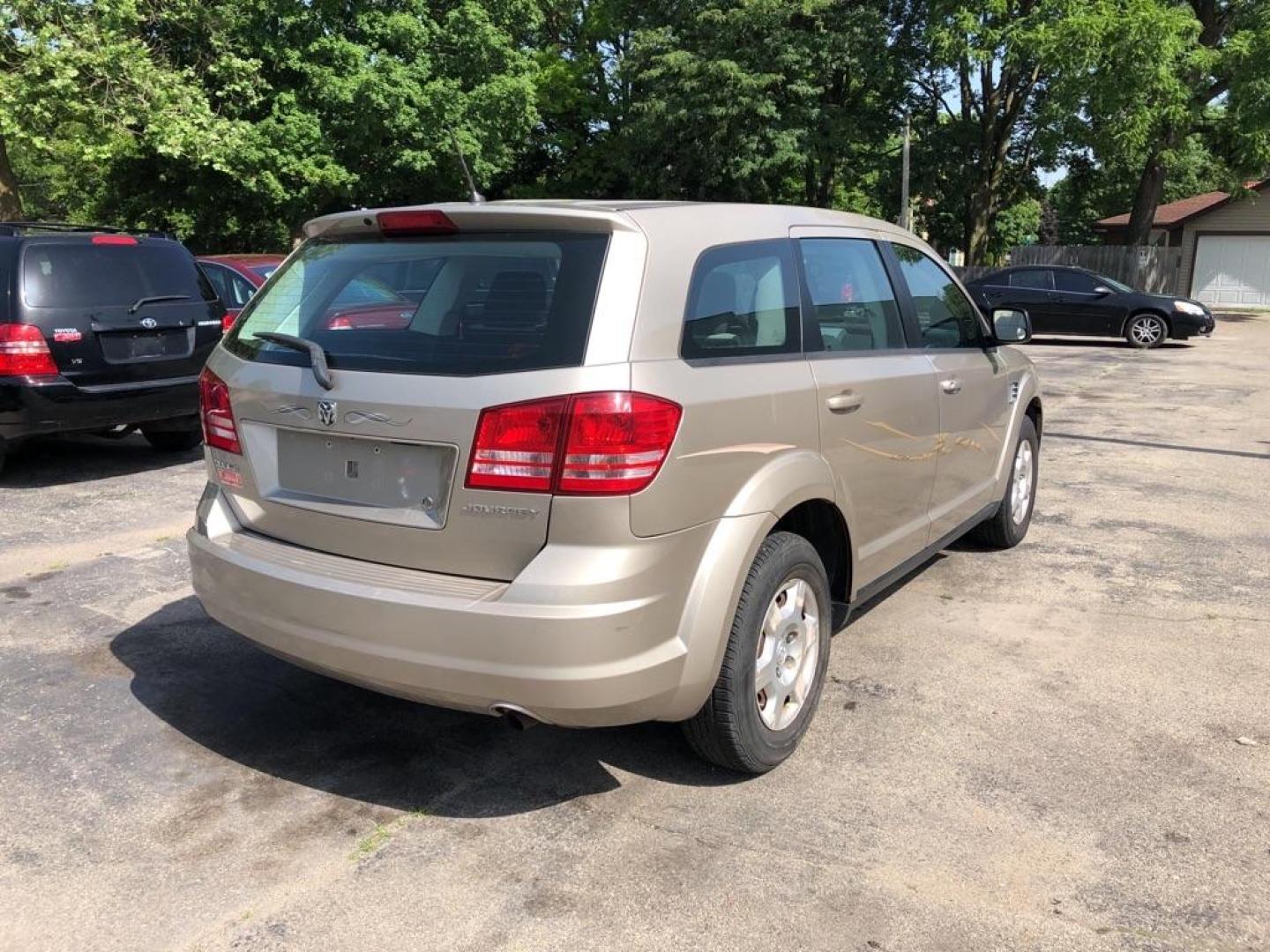 2009 GOLD DODGE JOURNEY SE (3D4GG47B69T) with an 2.4L engine, Automatic transmission, located at 1708 Broadway, Rockford, IL, 61104, (815) 397-5010, 42.252522, -89.069359 - Photo#3