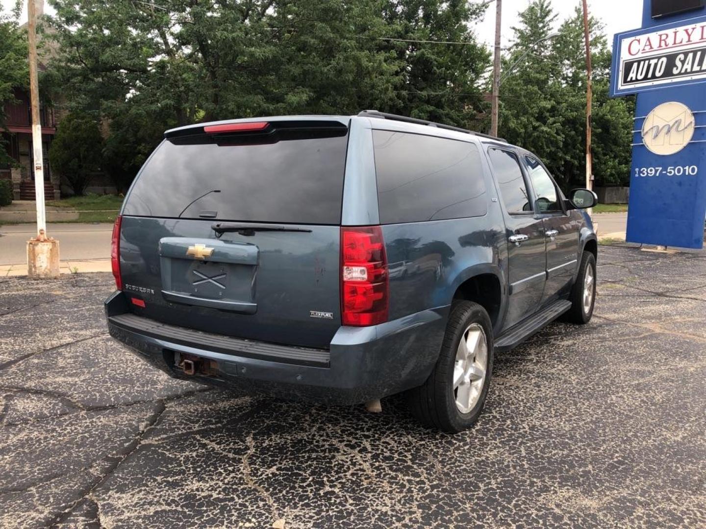 2008 BLUE CHEVROLET SUBURBAN 1500 LS (1GNFK16348J) with an 5.3L engine, Automatic transmission, located at 1708 Broadway, Rockford, IL, 61104, (815) 397-5010, 42.252522, -89.069359 - Photo#2