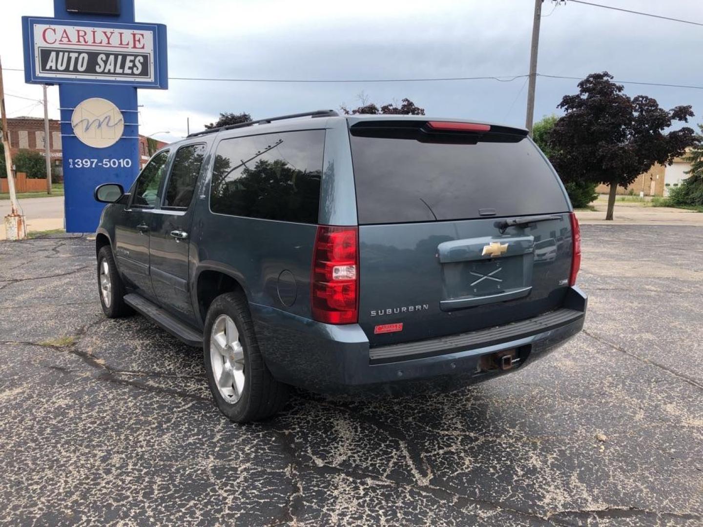 2008 BLUE CHEVROLET SUBURBAN 1500 LS (1GNFK16348J) with an 5.3L engine, Automatic transmission, located at 1708 Broadway, Rockford, IL, 61104, (815) 397-5010, 42.252522, -89.069359 - Photo#3