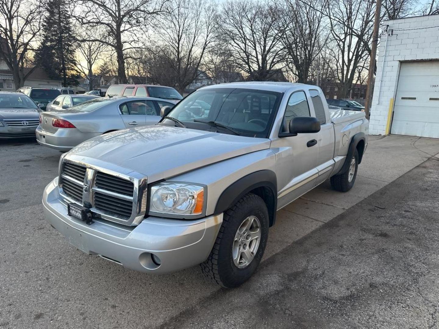 2005 SILVER DODGE DAKOTA SLT (1D7HW42N45S) with an 4.7L engine, Automatic transmission, located at 1708 Broadway, Rockford, IL, 61104, (815) 397-5010, 42.252522, -89.069359 - Photo#0