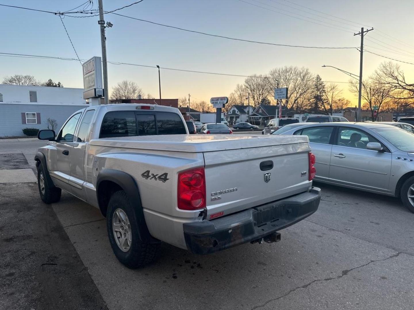 2005 SILVER DODGE DAKOTA SLT (1D7HW42N45S) with an 4.7L engine, Automatic transmission, located at 1708 Broadway, Rockford, IL, 61104, (815) 397-5010, 42.252522, -89.069359 - Photo#1