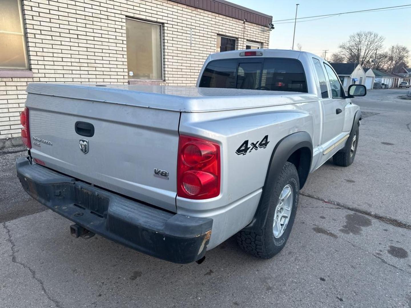 2005 SILVER DODGE DAKOTA SLT (1D7HW42N45S) with an 4.7L engine, Automatic transmission, located at 1708 Broadway, Rockford, IL, 61104, (815) 397-5010, 42.252522, -89.069359 - Photo#2