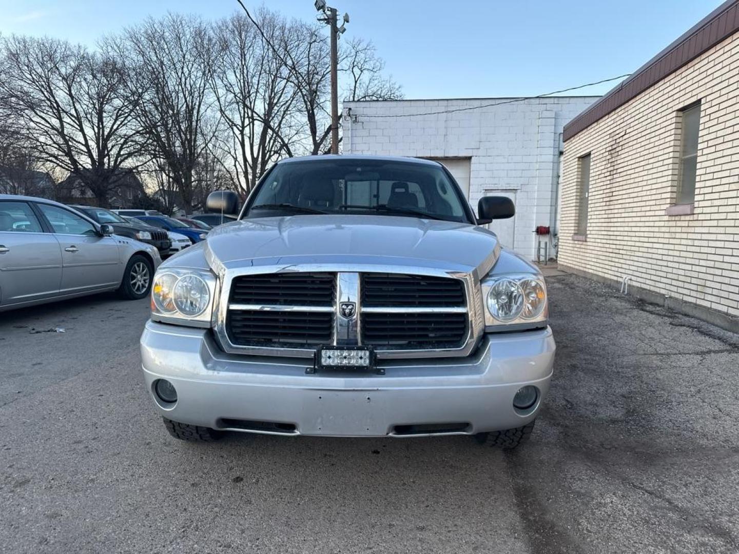 2005 SILVER DODGE DAKOTA SLT (1D7HW42N45S) with an 4.7L engine, Automatic transmission, located at 1708 Broadway, Rockford, IL, 61104, (815) 397-5010, 42.252522, -89.069359 - Photo#4