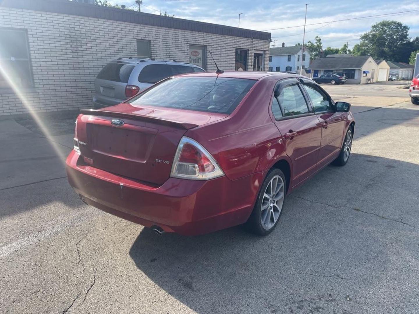 2009 RED FORD FUSION SE (3FAHP071X9R) with an 3.0L engine, Automatic transmission, located at 1708 Broadway, Rockford, IL, 61104, (815) 397-5010, 42.252522, -89.069359 - Photo#2