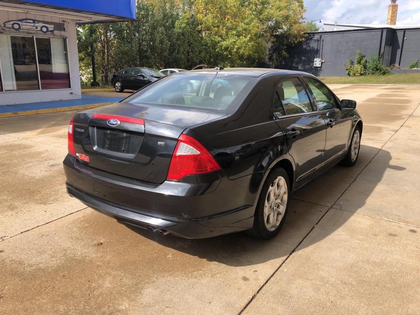 2010 BLACK FORD FUSION SE (3FAHP0HA3AR) with an 2.5L engine, Automatic transmission, located at 1708 Broadway, Rockford, IL, 61104, (815) 397-5010, 42.252522, -89.069359 - Photo#2