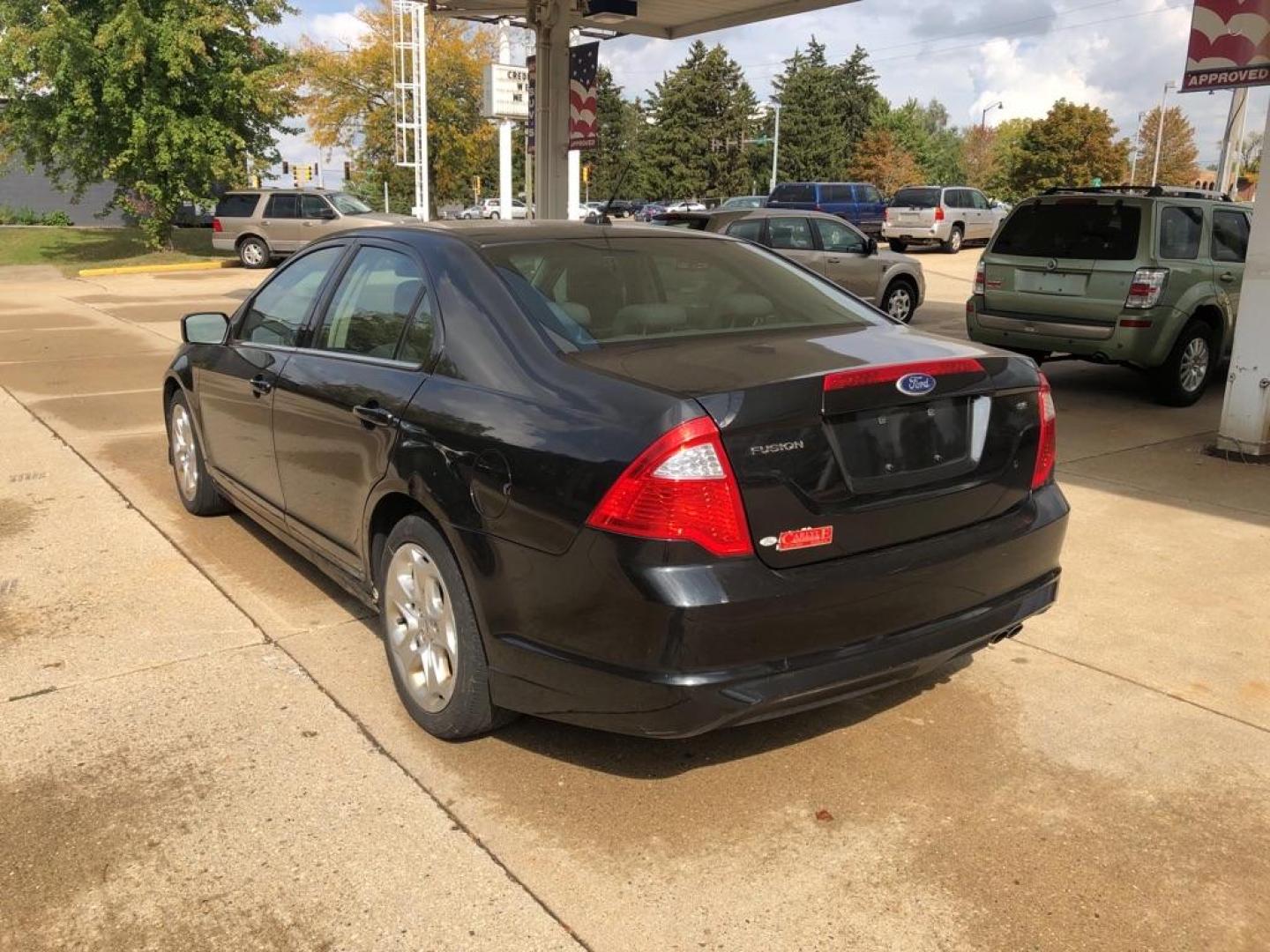 2010 BLACK FORD FUSION SE (3FAHP0HA3AR) with an 2.5L engine, Automatic transmission, located at 1708 Broadway, Rockford, IL, 61104, (815) 397-5010, 42.252522, -89.069359 - Photo#3