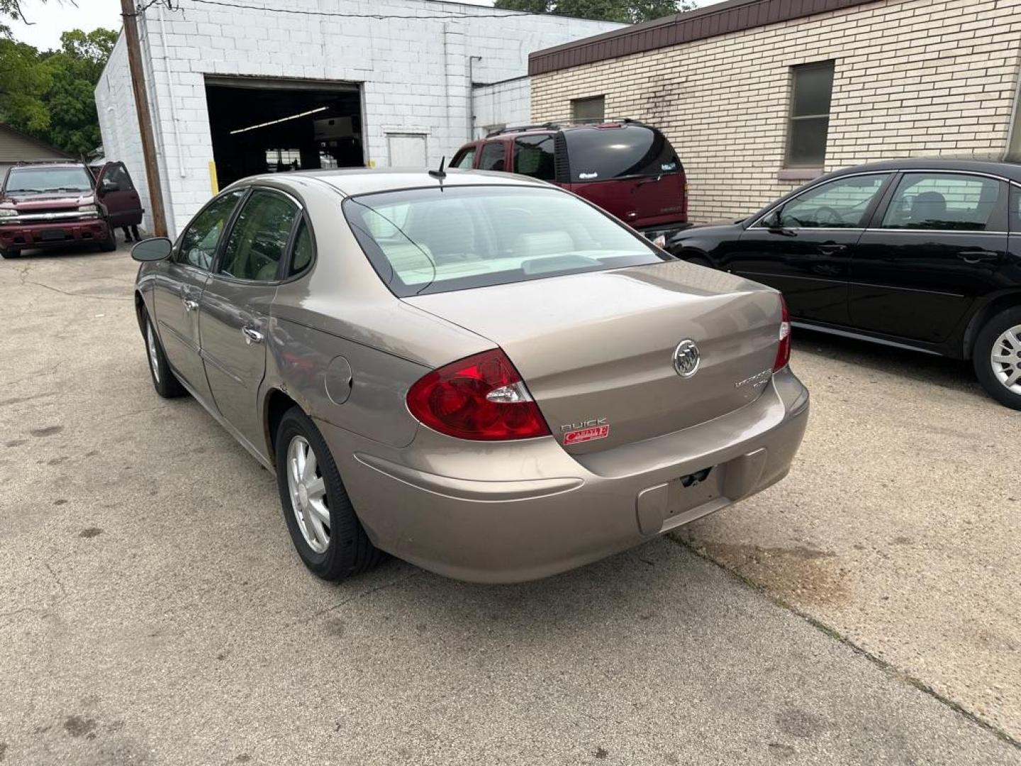 2006 GOLD BUICK LACROSSE CXL (2G4WD582561) with an 3.8L engine, Automatic transmission, located at 1708 Broadway, Rockford, IL, 61104, (815) 397-5010, 42.252522, -89.069359 - Photo#1