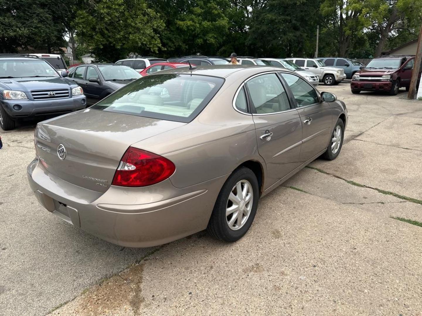 2006 GOLD BUICK LACROSSE CXL (2G4WD582561) with an 3.8L engine, Automatic transmission, located at 1708 Broadway, Rockford, IL, 61104, (815) 397-5010, 42.252522, -89.069359 - Photo#2