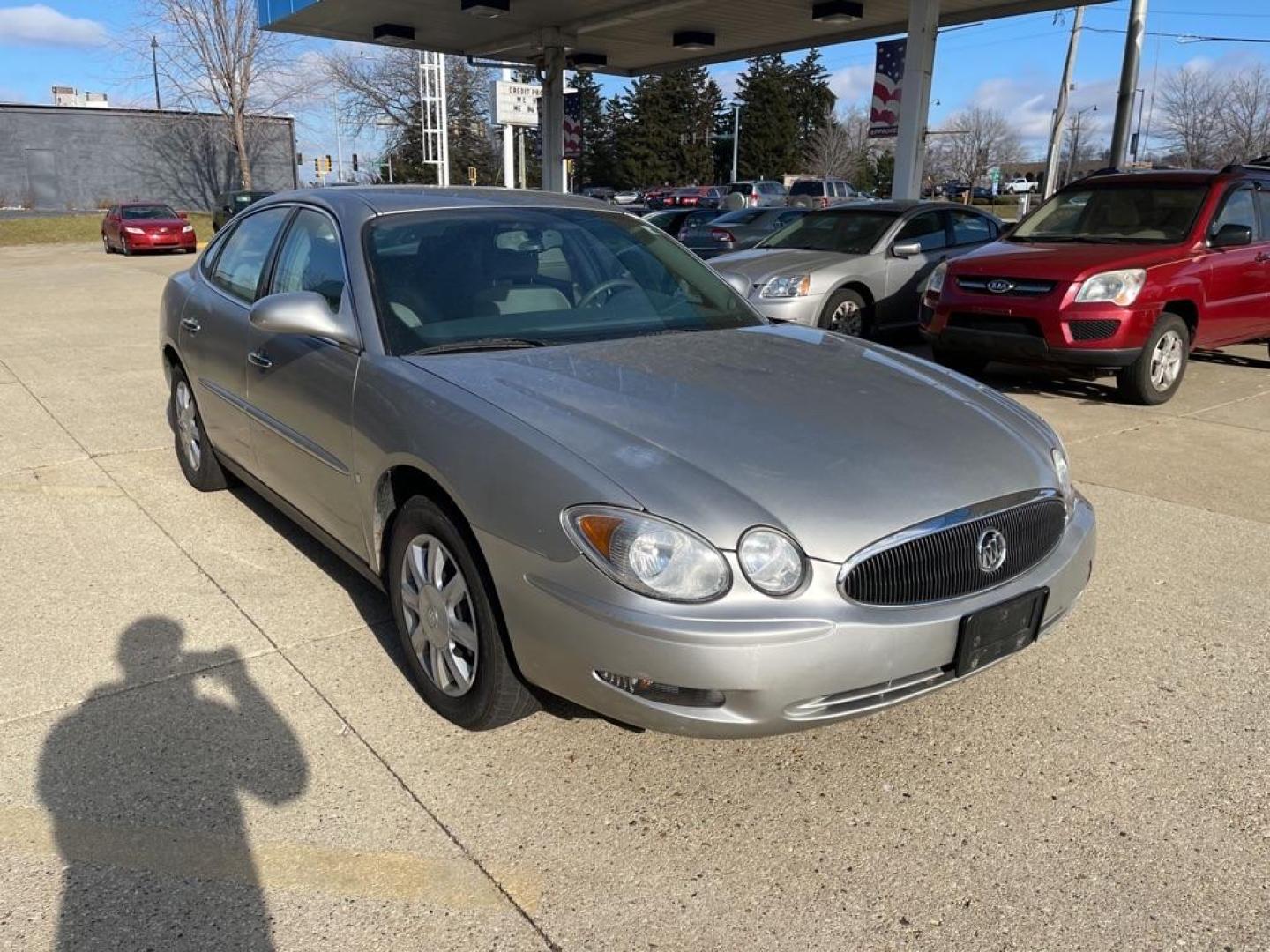 2007 SILVER BUICK LACROSSE CX (2G4WC582671) with an 3.8L engine, Automatic transmission, located at 1708 Broadway, Rockford, IL, 61104, (815) 397-5010, 42.252522, -89.069359 - Photo#1