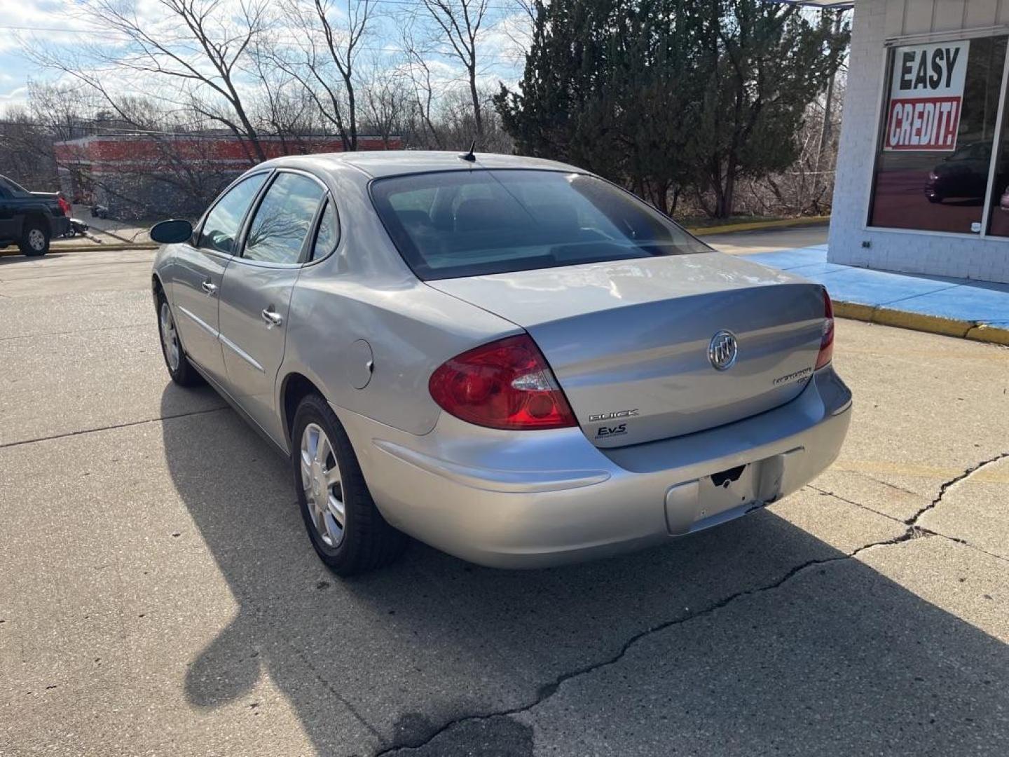 2007 SILVER BUICK LACROSSE CX (2G4WC582671) with an 3.8L engine, Automatic transmission, located at 1708 Broadway, Rockford, IL, 61104, (815) 397-5010, 42.252522, -89.069359 - Photo#3