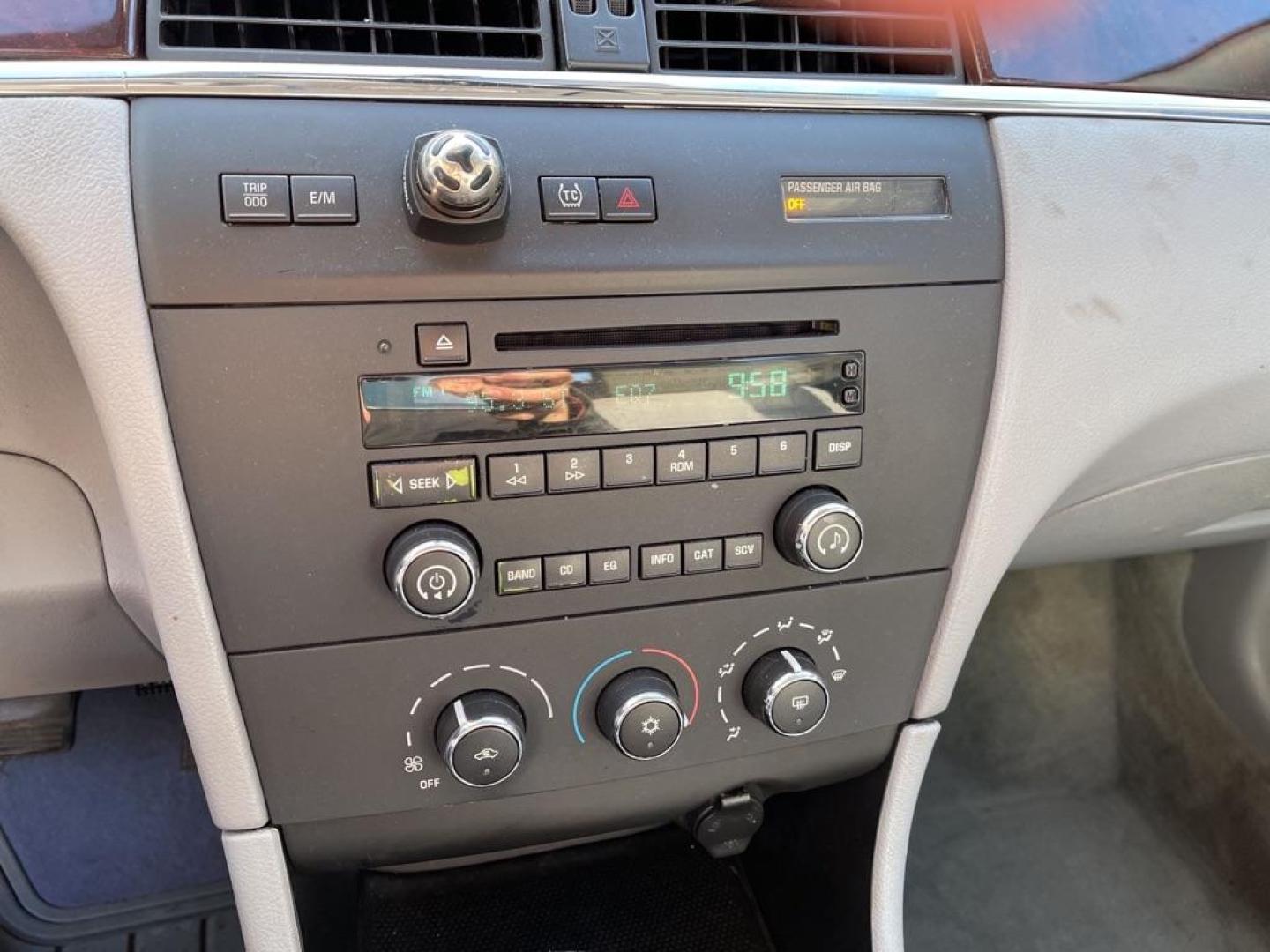 2007 SILVER BUICK LACROSSE CX (2G4WC582671) with an 3.8L engine, Automatic transmission, located at 1708 Broadway, Rockford, IL, 61104, (815) 397-5010, 42.252522, -89.069359 - Photo#6