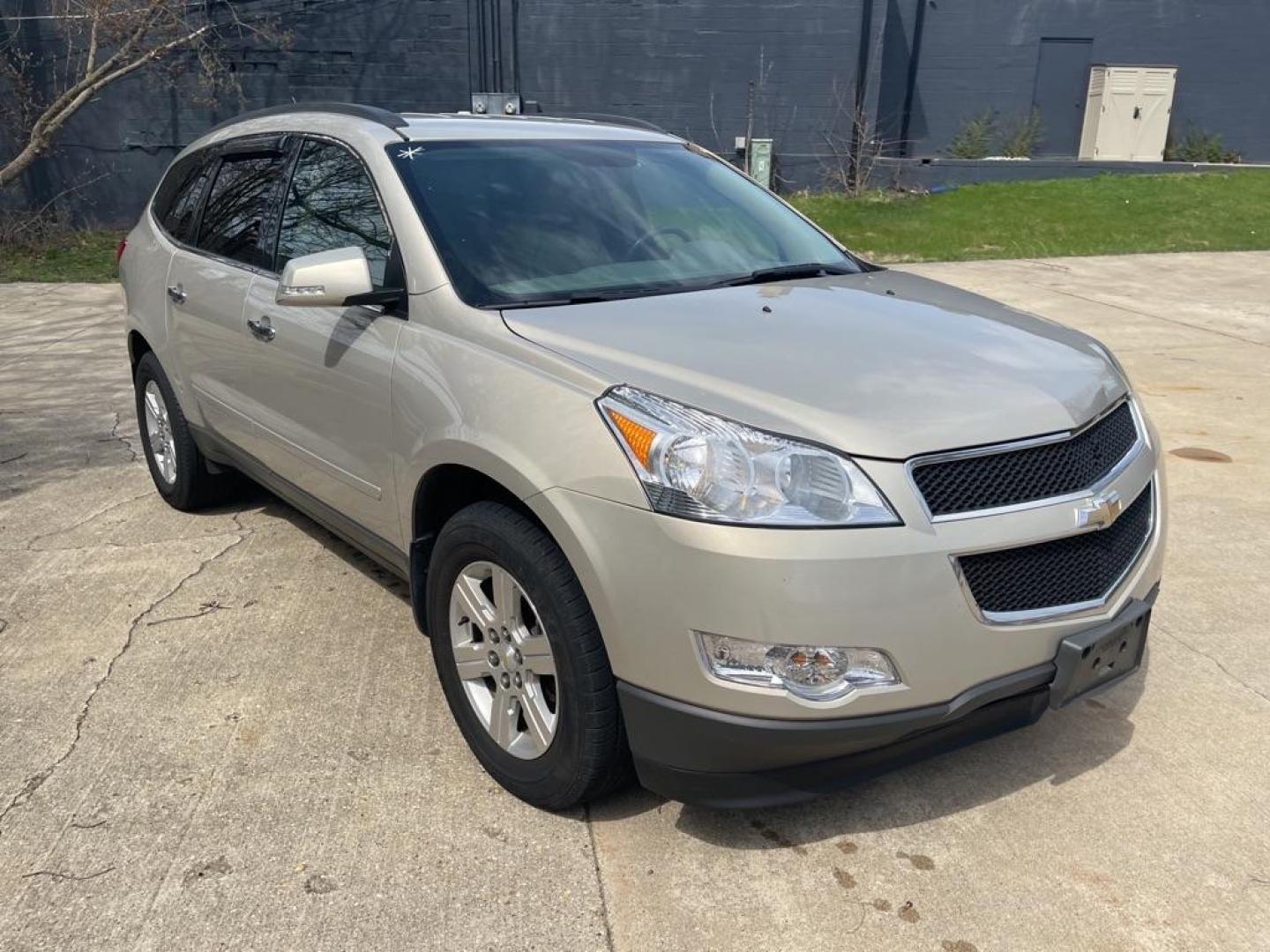 2010 BEIGE CHEVROLET TRAVERSE LT (1GNLRGED6AJ) with an 3.6L engine, Automatic transmission, located at 1708 Broadway, Rockford, IL, 61104, (815) 397-5010, 42.252522, -89.069359 - Photo#1