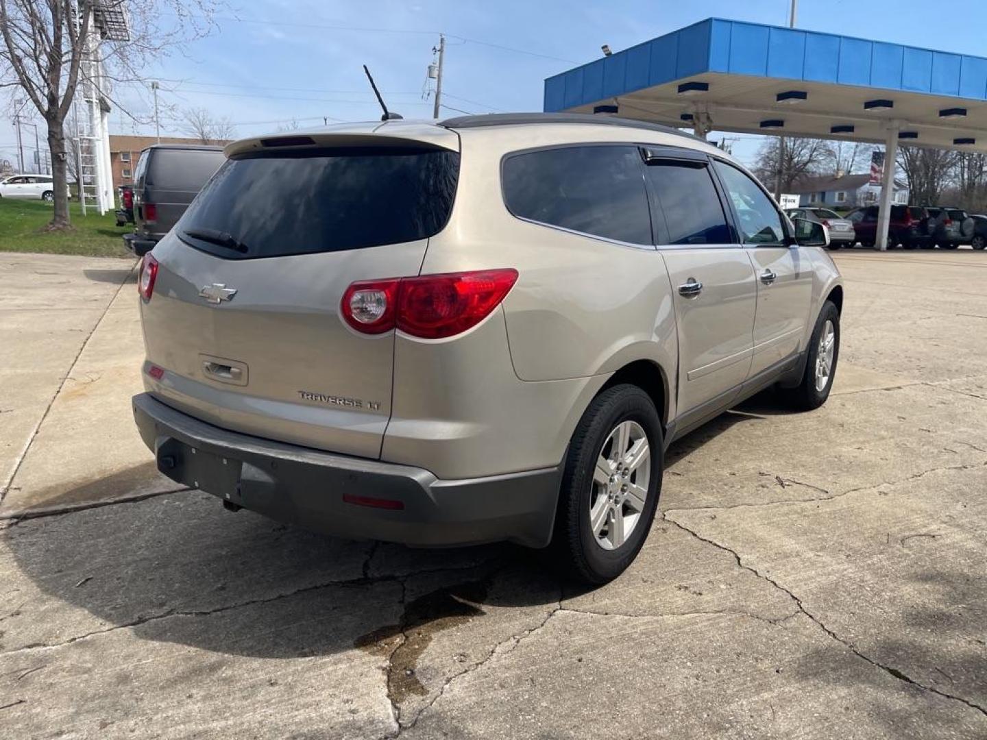 2010 BEIGE CHEVROLET TRAVERSE LT (1GNLRGED6AJ) with an 3.6L engine, Automatic transmission, located at 1708 Broadway, Rockford, IL, 61104, (815) 397-5010, 42.252522, -89.069359 - Photo#2