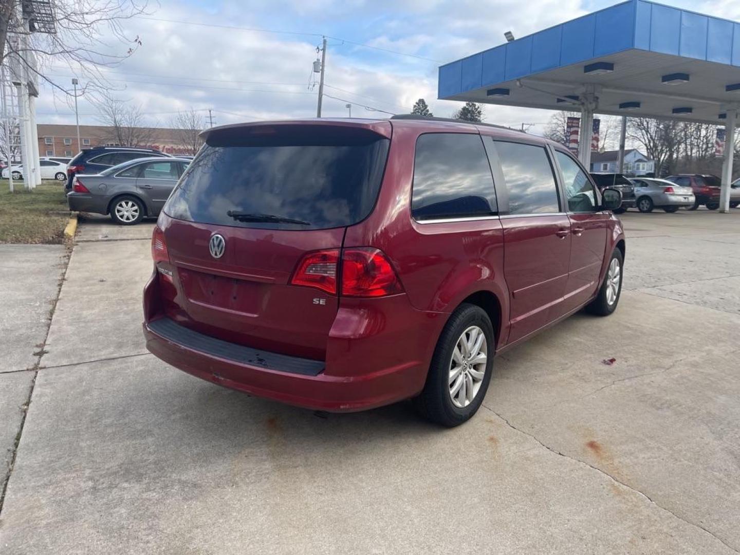 2012 RED VOLKSWAGEN ROUTAN SE (2C4RVABG2CR) with an 3.6L engine, Automatic transmission, located at 1708 Broadway, Rockford, IL, 61104, (815) 397-5010, 42.252522, -89.069359 - Photo#2