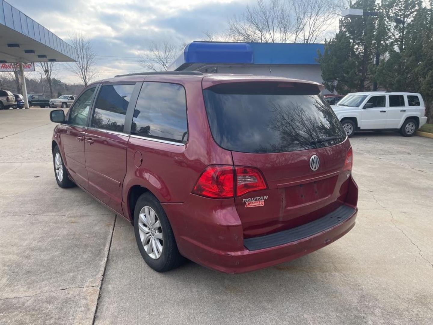 2012 RED VOLKSWAGEN ROUTAN SE (2C4RVABG2CR) with an 3.6L engine, Automatic transmission, located at 1708 Broadway, Rockford, IL, 61104, (815) 397-5010, 42.252522, -89.069359 - Photo#3