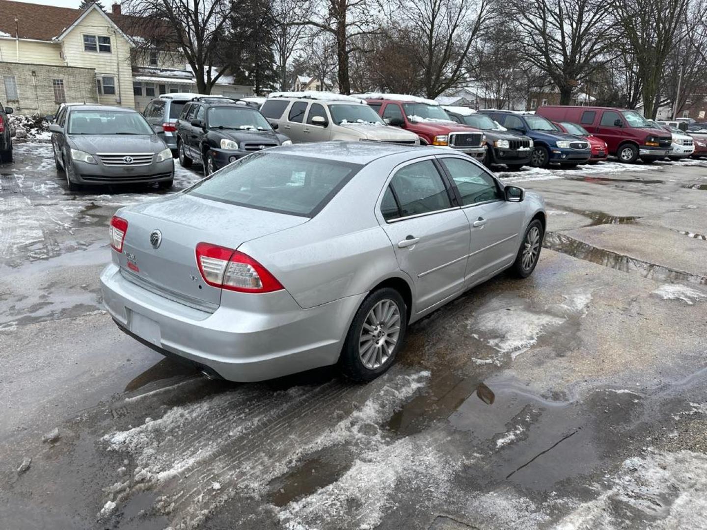 2006 SILVER MERCURY MILAN PREMIER (3MEHM08116R) with an 3.0L engine, Automatic transmission, located at 1708 Broadway, Rockford, IL, 61104, (815) 397-5010, 42.252522, -89.069359 - Photo#2