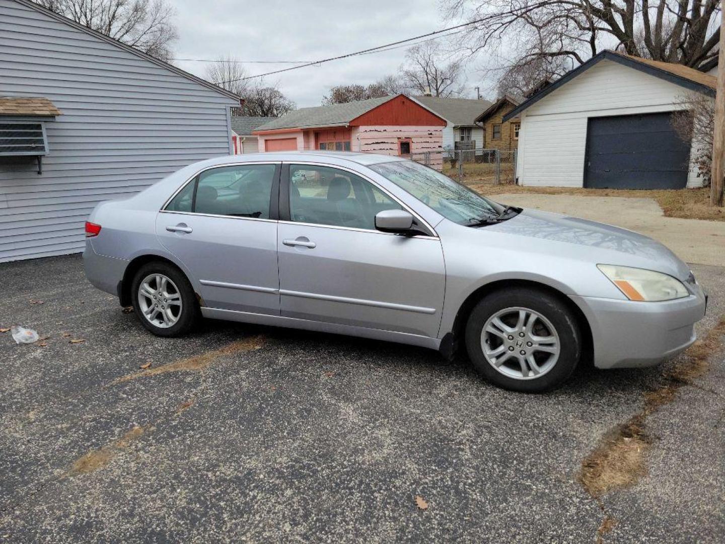 2004 SILVER HONDA ACCORD EX (1HGCM66864A) with an 3.0L engine, Automatic transmission, located at 1708 Broadway, Rockford, IL, 61104, (815) 397-5010, 42.252522, -89.069359 - Photo#3