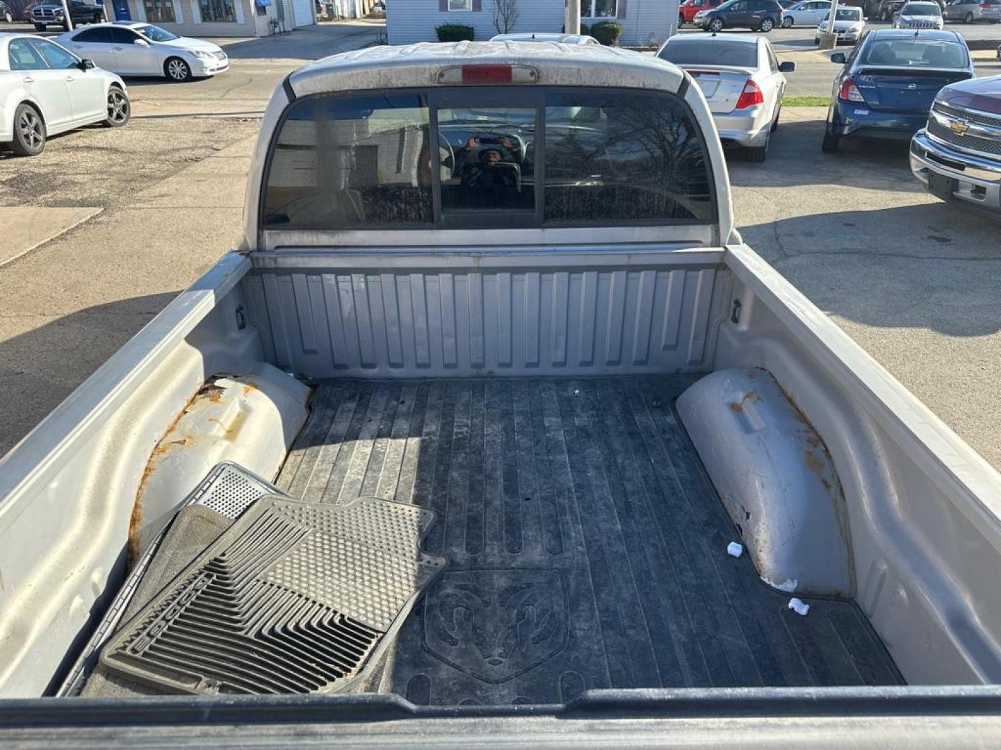 2000 SILVER DODGE DAKOTA QUAD (1B7GG2AN0YS) with an 4.7L engine, Automatic transmission, located at 1708 Broadway, Rockford, IL, 61104, (815) 397-5010, 42.252522, -89.069359 - Photo#3