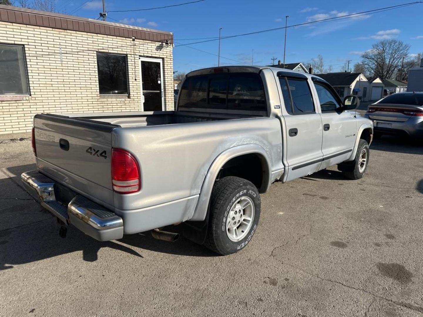 2000 SILVER DODGE DAKOTA QUAD (1B7GG2AN0YS) with an 4.7L engine, Automatic transmission, located at 1708 Broadway, Rockford, IL, 61104, (815) 397-5010, 42.252522, -89.069359 - Photo#4