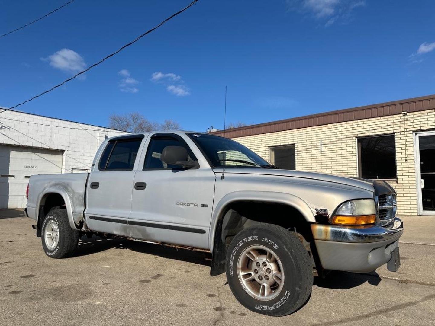 2000 SILVER DODGE DAKOTA QUAD (1B7GG2AN0YS) with an 4.7L engine, Automatic transmission, located at 1708 Broadway, Rockford, IL, 61104, (815) 397-5010, 42.252522, -89.069359 - Photo#5