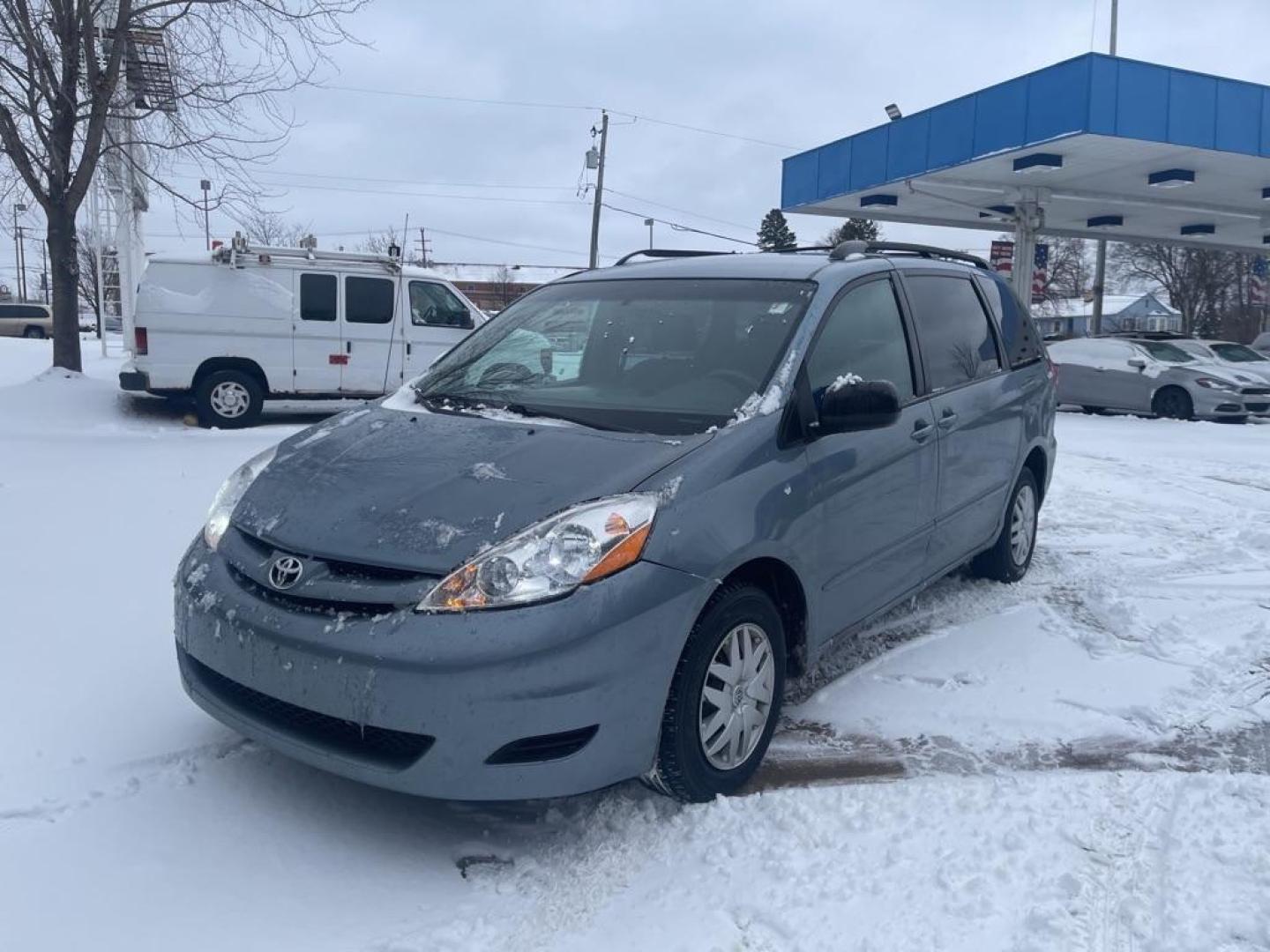 2007 BLUE TOYOTA SIENNA CE (5TDZK23C37S) with an 3.5L engine, Automatic transmission, located at 1708 Broadway, Rockford, IL, 61104, (815) 397-5010, 42.252522, -89.069359 - Photo#0