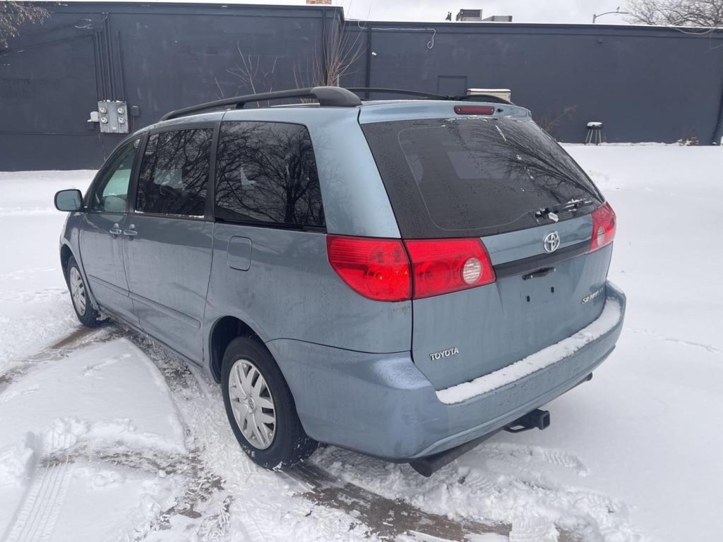 2007 BLUE TOYOTA SIENNA CE (5TDZK23C37S) with an 3.5L engine, Automatic transmission, located at 1708 Broadway, Rockford, IL, 61104, (815) 397-5010, 42.252522, -89.069359 - Photo#3