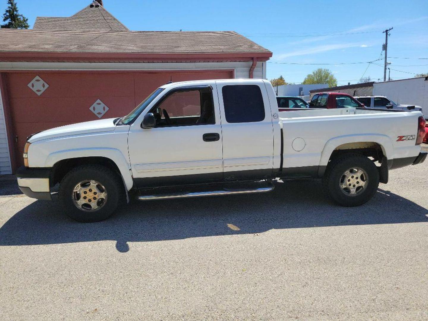 2003 WHITE CHEVROLET SILVERADO 1500 (1GCEK19T13E) with an 5.3L engine, Automatic transmission, located at 1708 Broadway, Rockford, IL, 61104, (815) 397-5010, 42.252522, -89.069359 - Photo#1