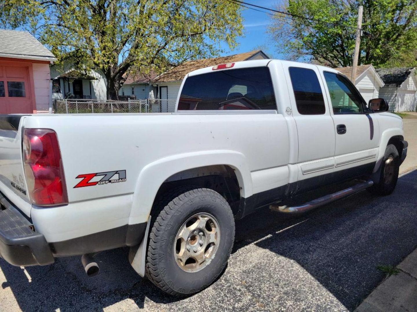 2003 WHITE CHEVROLET SILVERADO 1500 (1GCEK19T13E) with an 5.3L engine, Automatic transmission, located at 1708 Broadway, Rockford, IL, 61104, (815) 397-5010, 42.252522, -89.069359 - Photo#3