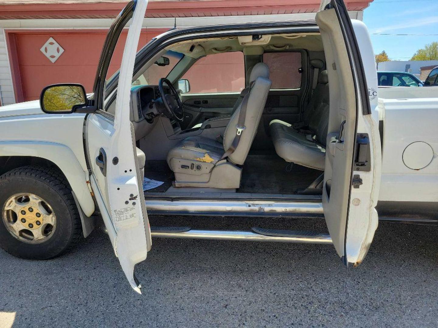 2003 WHITE CHEVROLET SILVERADO 1500 (1GCEK19T13E) with an 5.3L engine, Automatic transmission, located at 1708 Broadway, Rockford, IL, 61104, (815) 397-5010, 42.252522, -89.069359 - Photo#4