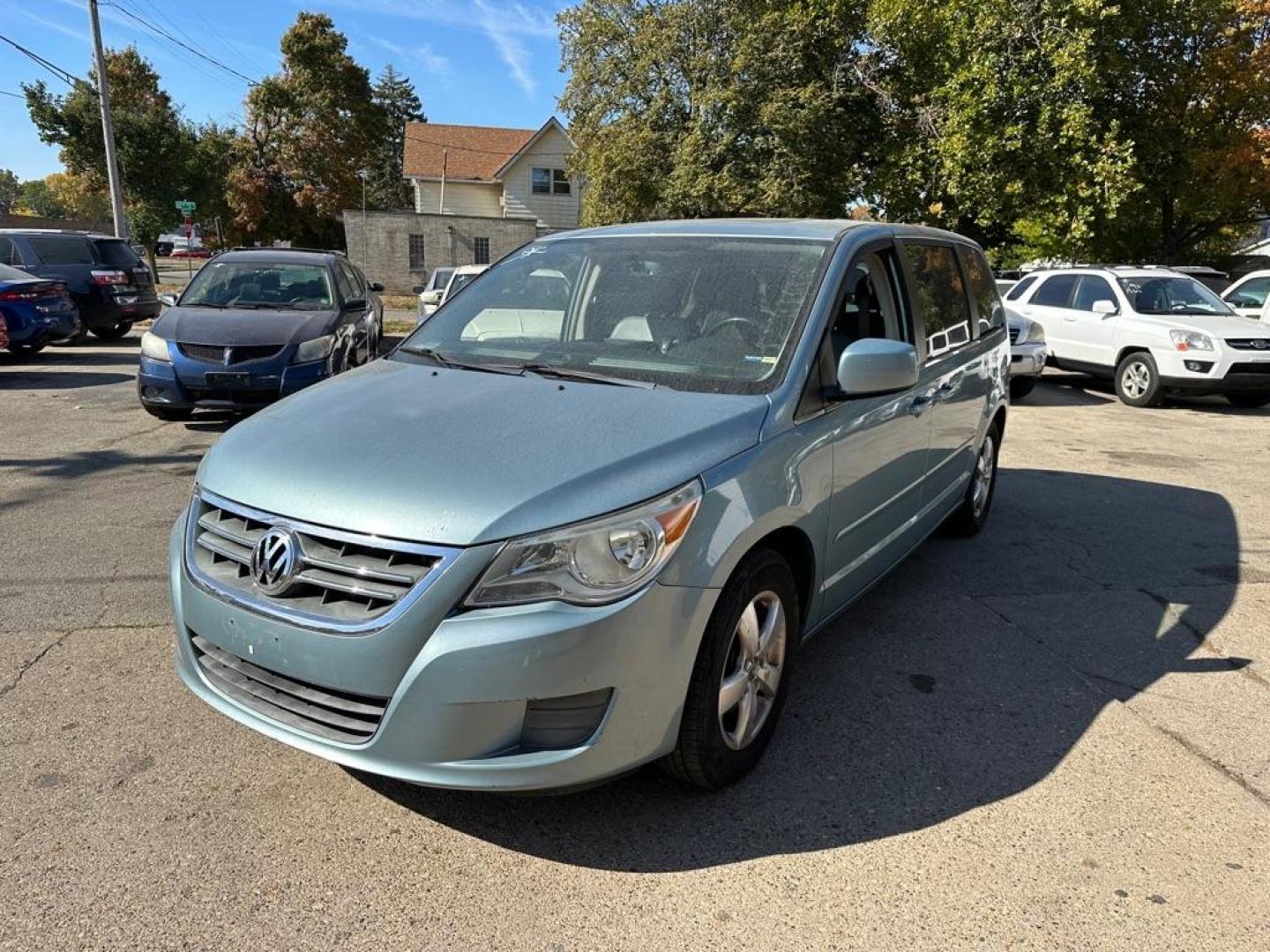 2010 BLUE VOLKSWAGEN ROUTAN SEL (2V4RW5DX1AR) with an 4.0L engine, Automatic transmission, located at 1708 Broadway, Rockford, IL, 61104, (815) 397-5010, 42.252522, -89.069359 - Photo#0