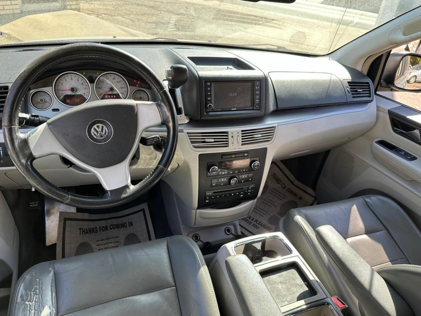 2010 BLUE VOLKSWAGEN ROUTAN SEL (2V4RW5DX1AR) with an 4.0L engine, Automatic transmission, located at 1708 Broadway, Rockford, IL, 61104, (815) 397-5010, 42.252522, -89.069359 - Photo#10