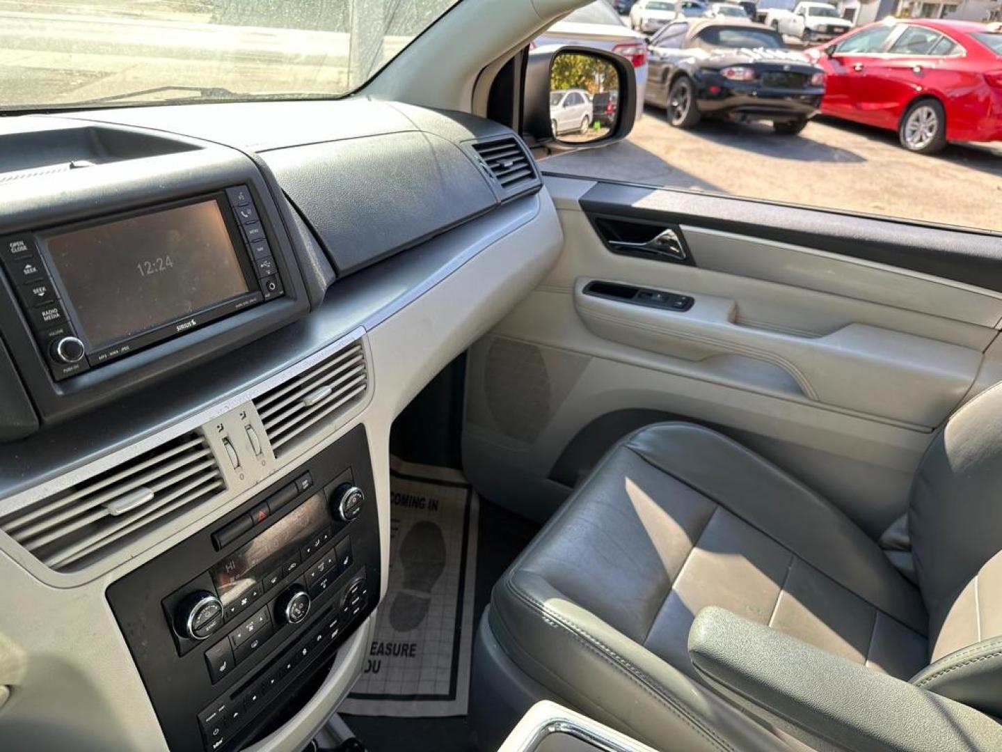 2010 BLUE VOLKSWAGEN ROUTAN SEL (2V4RW5DX1AR) with an 4.0L engine, Automatic transmission, located at 1708 Broadway, Rockford, IL, 61104, (815) 397-5010, 42.252522, -89.069359 - Photo#12