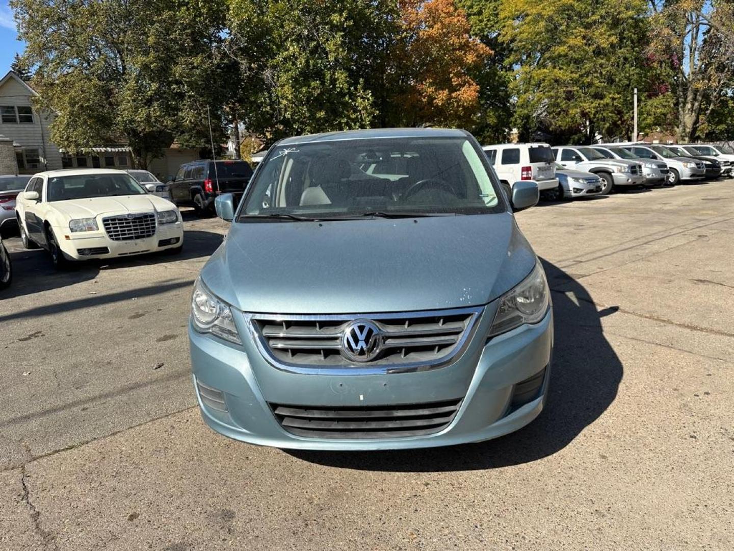 2010 BLUE VOLKSWAGEN ROUTAN SEL (2V4RW5DX1AR) with an 4.0L engine, Automatic transmission, located at 1708 Broadway, Rockford, IL, 61104, (815) 397-5010, 42.252522, -89.069359 - Photo#1