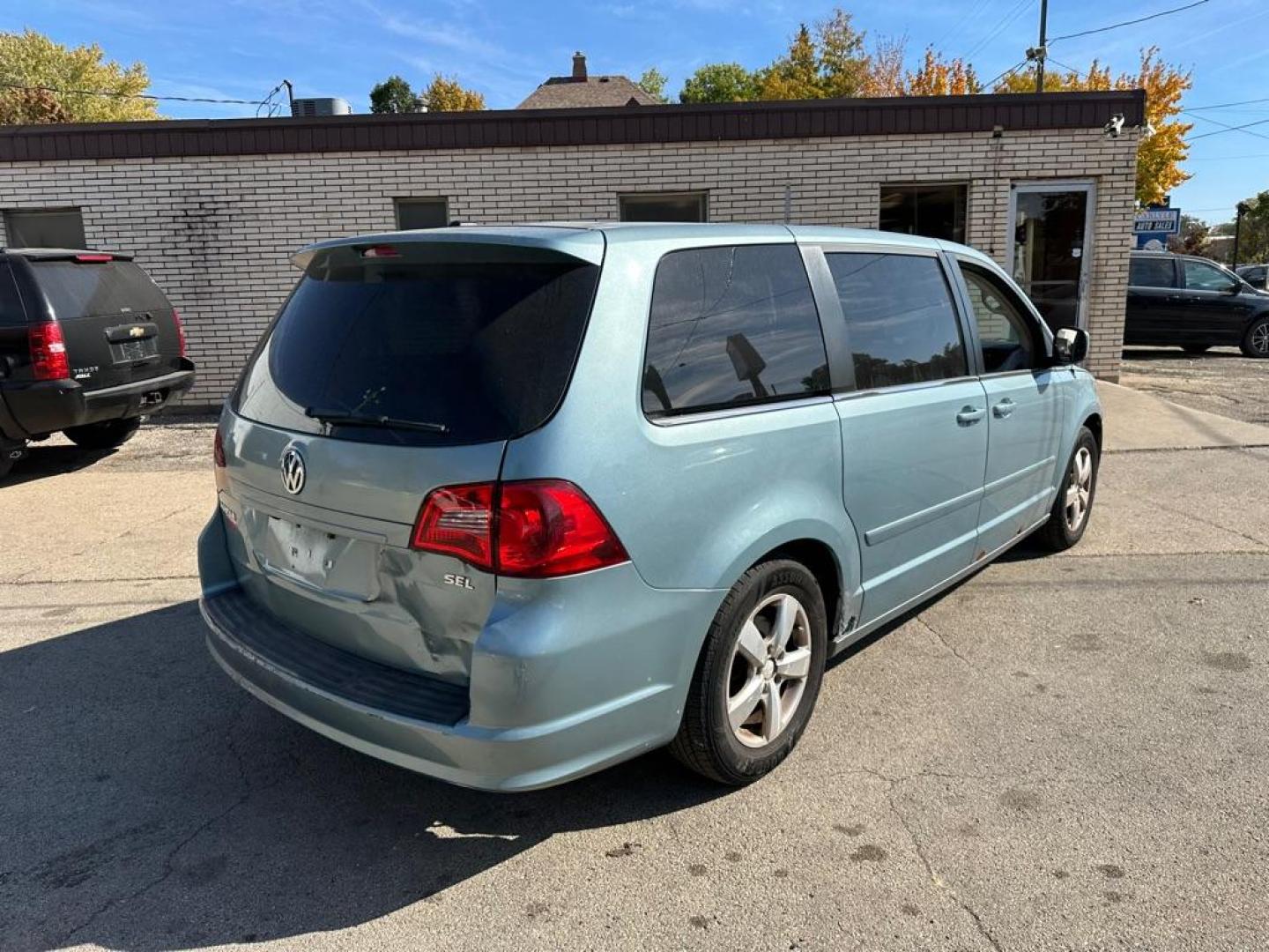 2010 BLUE VOLKSWAGEN ROUTAN SEL (2V4RW5DX1AR) with an 4.0L engine, Automatic transmission, located at 1708 Broadway, Rockford, IL, 61104, (815) 397-5010, 42.252522, -89.069359 - Photo#4