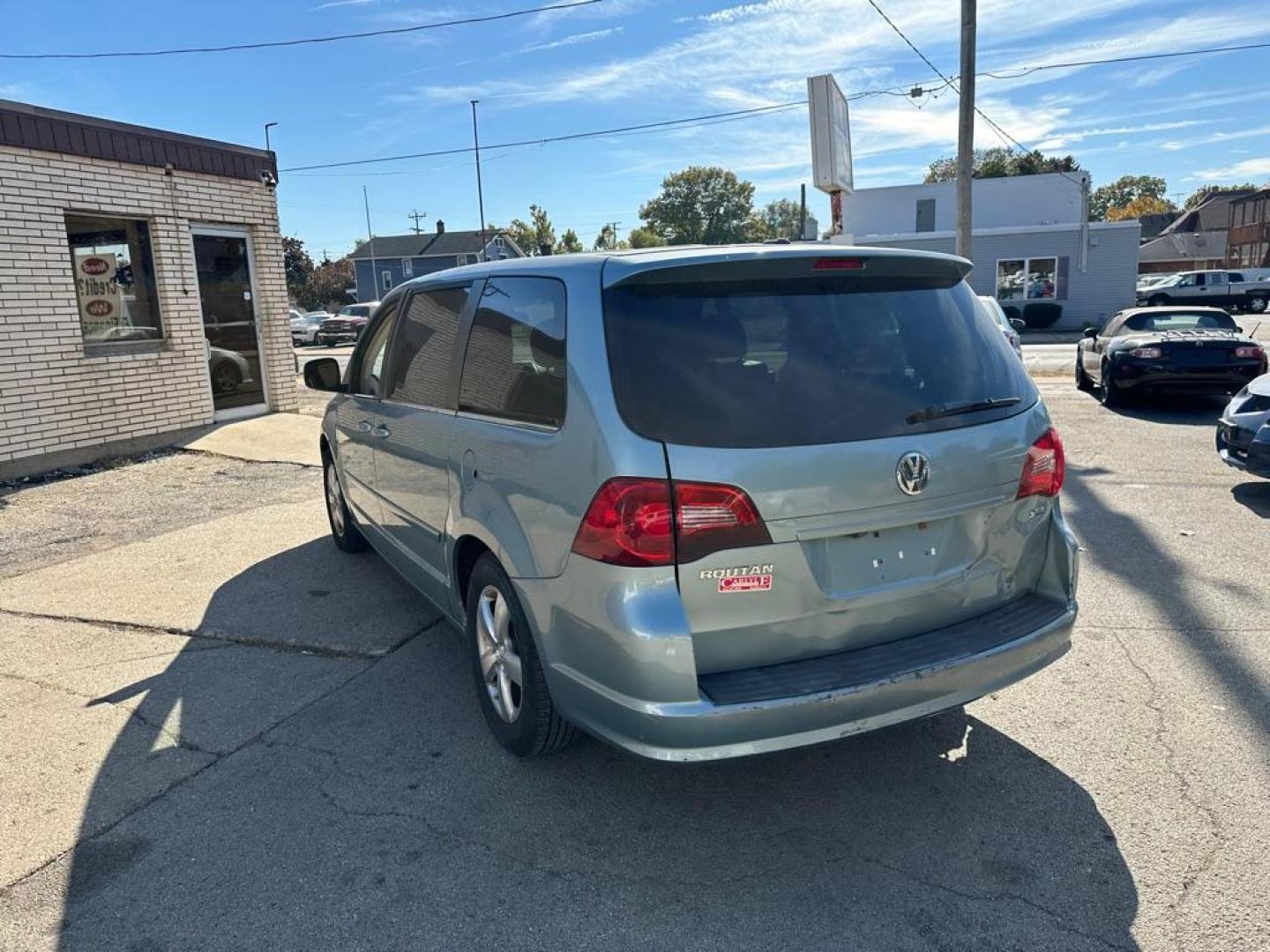 2010 BLUE VOLKSWAGEN ROUTAN SEL (2V4RW5DX1AR) with an 4.0L engine, Automatic transmission, located at 1708 Broadway, Rockford, IL, 61104, (815) 397-5010, 42.252522, -89.069359 - Photo#6