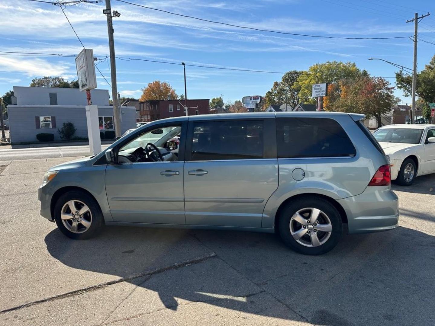 2010 BLUE VOLKSWAGEN ROUTAN SEL (2V4RW5DX1AR) with an 4.0L engine, Automatic transmission, located at 1708 Broadway, Rockford, IL, 61104, (815) 397-5010, 42.252522, -89.069359 - Photo#7