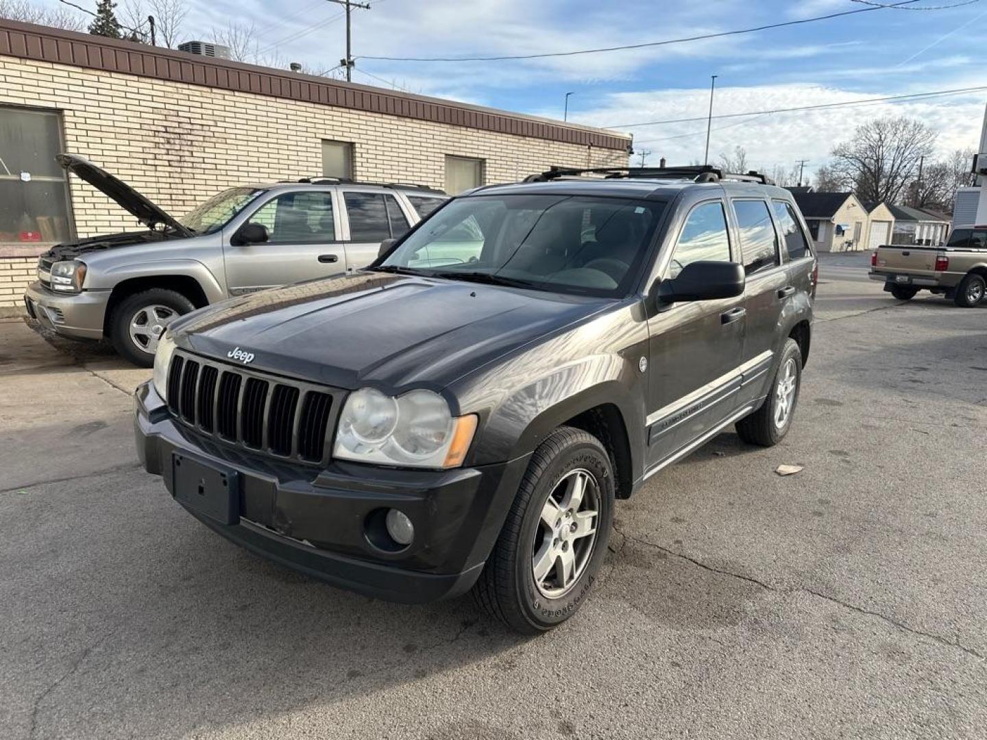 2005 GRAY JEEP GRAND CHEROKEE LAREDO (1J4HR48N05C) with an 4.7L engine, Automatic transmission, located at 1708 Broadway, Rockford, IL, 61104, (815) 397-5010, 42.252522, -89.069359 - Photo#0