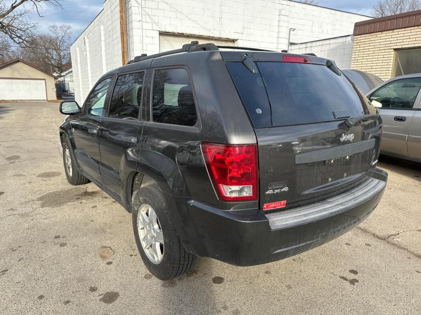 2005 GRAY JEEP GRAND CHEROKEE LAREDO (1J4HR48N05C) with an 4.7L engine, Automatic transmission, located at 1708 Broadway, Rockford, IL, 61104, (815) 397-5010, 42.252522, -89.069359 - Photo#1