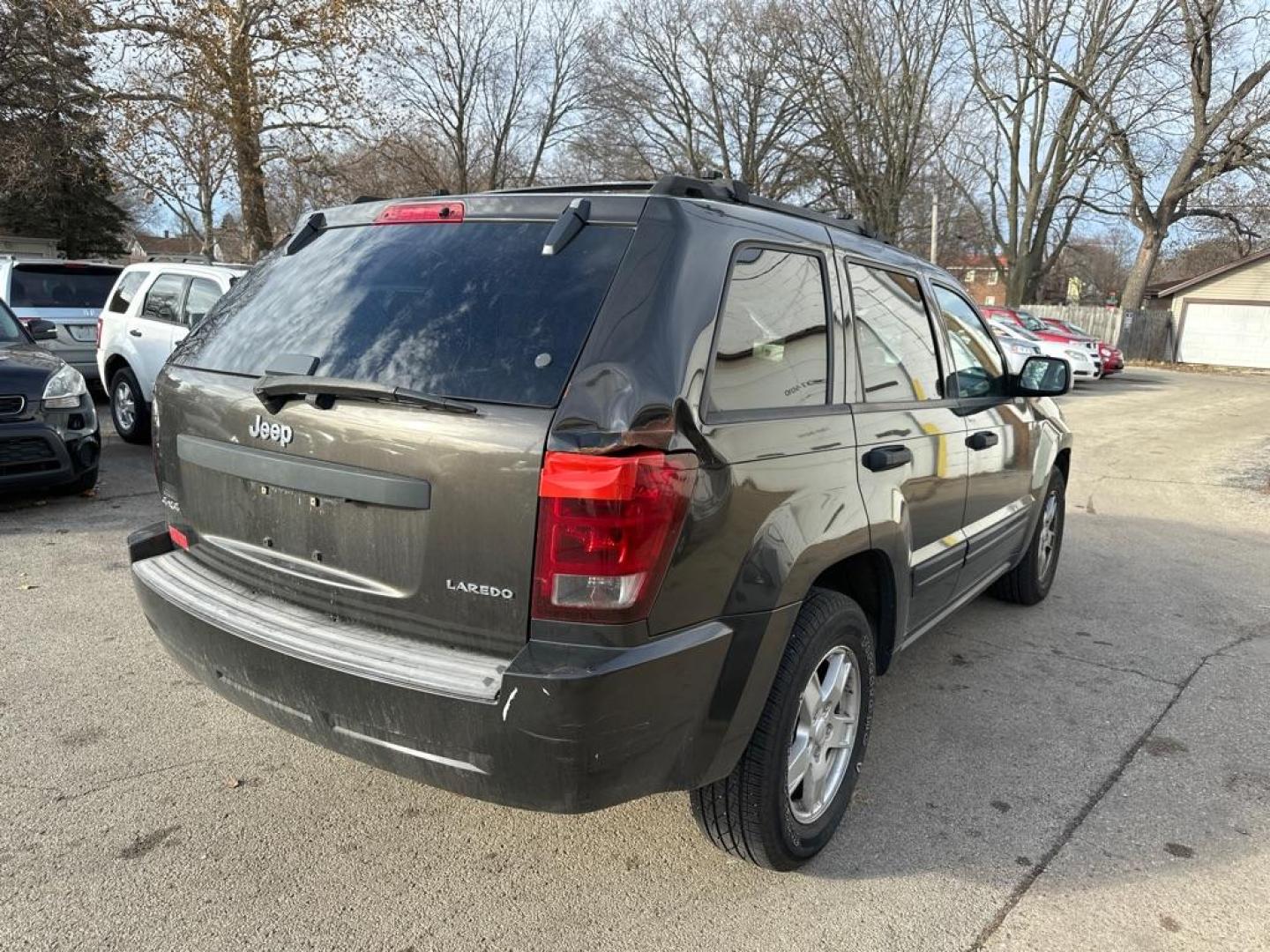 2005 GRAY JEEP GRAND CHEROKEE LAREDO (1J4HR48N05C) with an 4.7L engine, Automatic transmission, located at 1708 Broadway, Rockford, IL, 61104, (815) 397-5010, 42.252522, -89.069359 - Photo#2