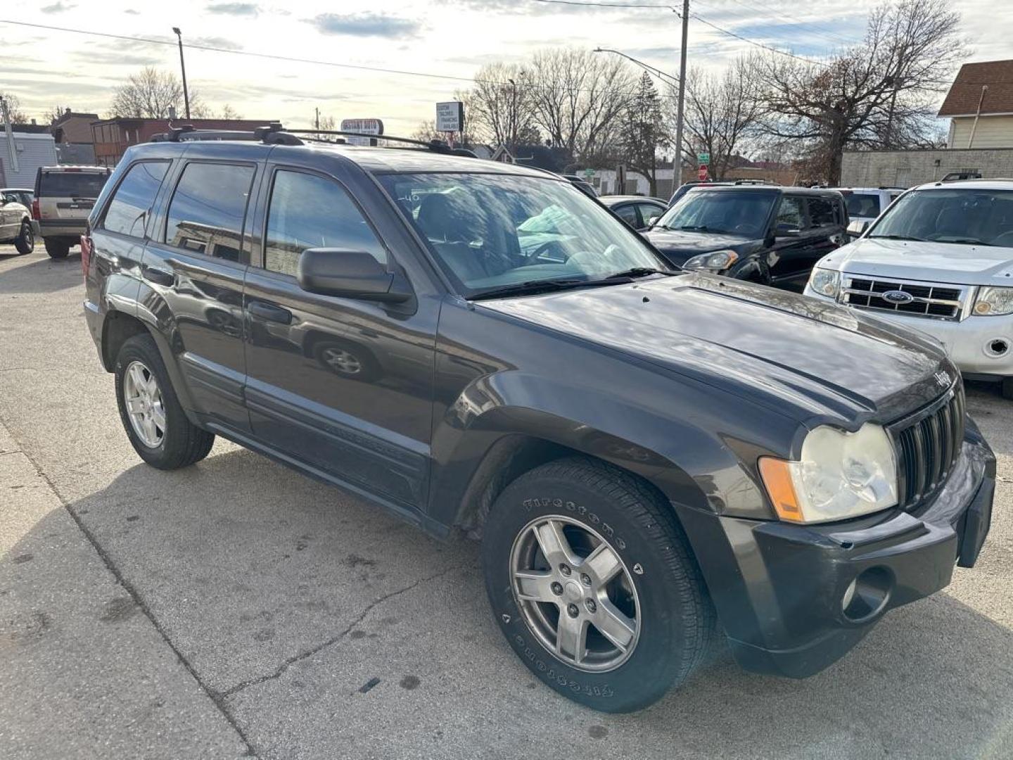 2005 GRAY JEEP GRAND CHEROKEE LAREDO (1J4HR48N05C) with an 4.7L engine, Automatic transmission, located at 1708 Broadway, Rockford, IL, 61104, (815) 397-5010, 42.252522, -89.069359 - Photo#4