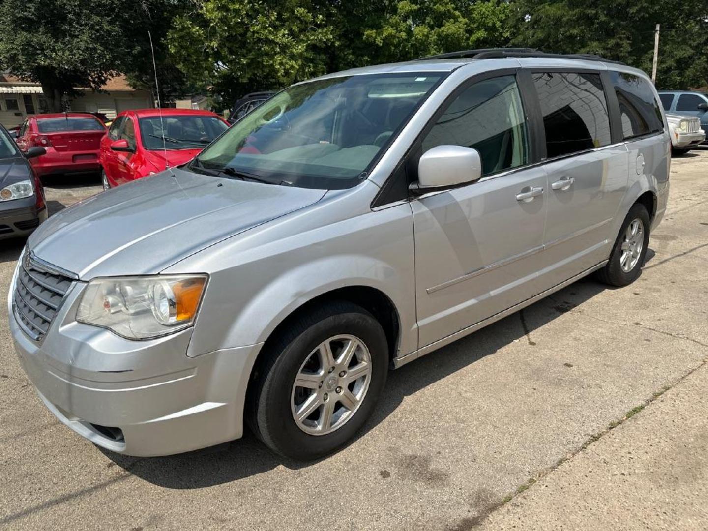 2010 SILVER CHRYSLER TOWN and COUNTRY TOURING (2A4RR5D15AR) with an 3.8L engine, Automatic transmission, located at 1708 Broadway, Rockford, IL, 61104, (815) 397-5010, 42.252522, -89.069359 - Photo#0