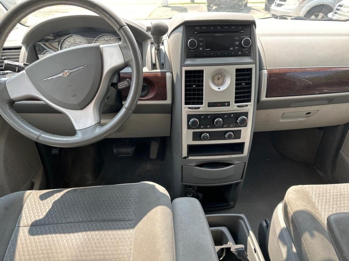 2010 SILVER CHRYSLER TOWN and COUNTRY TOURING (2A4RR5D15AR) with an 3.8L engine, Automatic transmission, located at 1708 Broadway, Rockford, IL, 61104, (815) 397-5010, 42.252522, -89.069359 - Photo#6