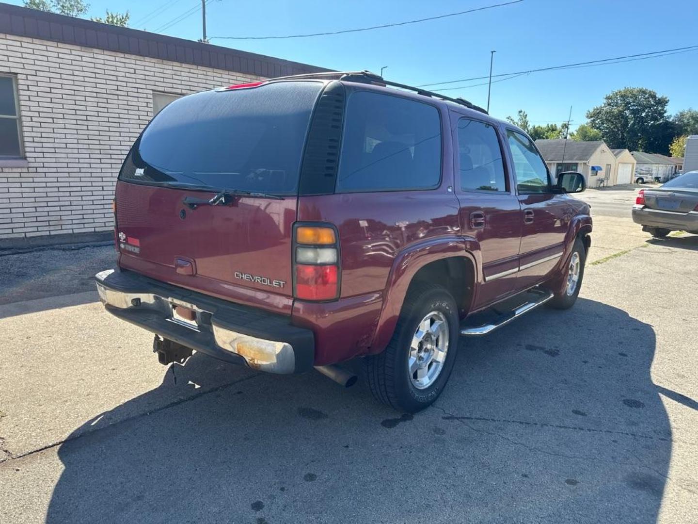 2005 RED CHEVROLET TAHOE 1500 (1GNEK13T25J) with an 5.3L engine, Automatic transmission, located at 1708 Broadway, Rockford, IL, 61104, (815) 397-5010, 42.252522, -89.069359 - Photo#2