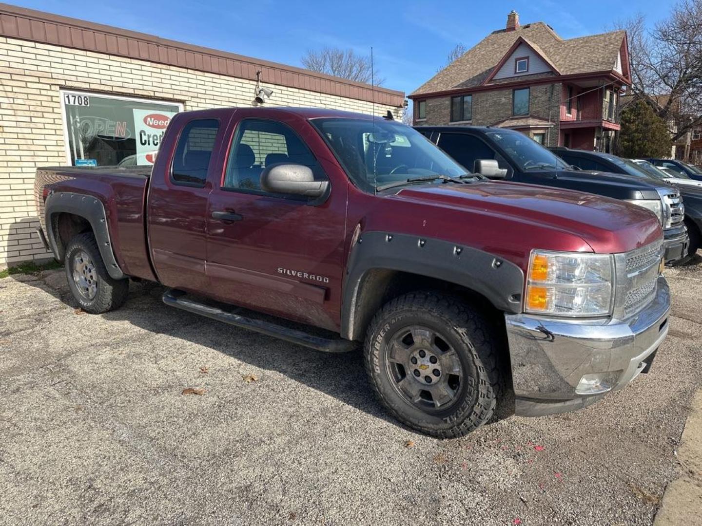 2013 RED CHEVROLET SILVERADO 1500 LT (1GCRKSE73DZ) with an 5.3L engine, Automatic transmission, located at 1708 Broadway, Rockford, IL, 61104, (815) 397-5010, 42.252522, -89.069359 - Photo#4