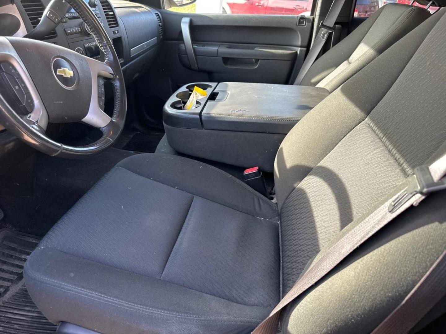 2013 RED CHEVROLET SILVERADO 1500 LT (1GCRKSE73DZ) with an 5.3L engine, Automatic transmission, located at 1708 Broadway, Rockford, IL, 61104, (815) 397-5010, 42.252522, -89.069359 - Photo#5