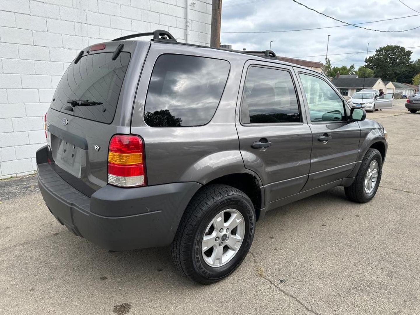 2006 GRAY FORD ESCAPE XLT (1FMYU931X6K) with an 3.0L engine, Automatic transmission, located at 1708 Broadway, Rockford, IL, 61104, (815) 397-5010, 42.252522, -89.069359 - Photo#2